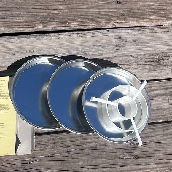 CHICAGO METALLIC VINTAGE CHECKERBOARD CAKE PAN SET IN BOX - Picture 4 of 5